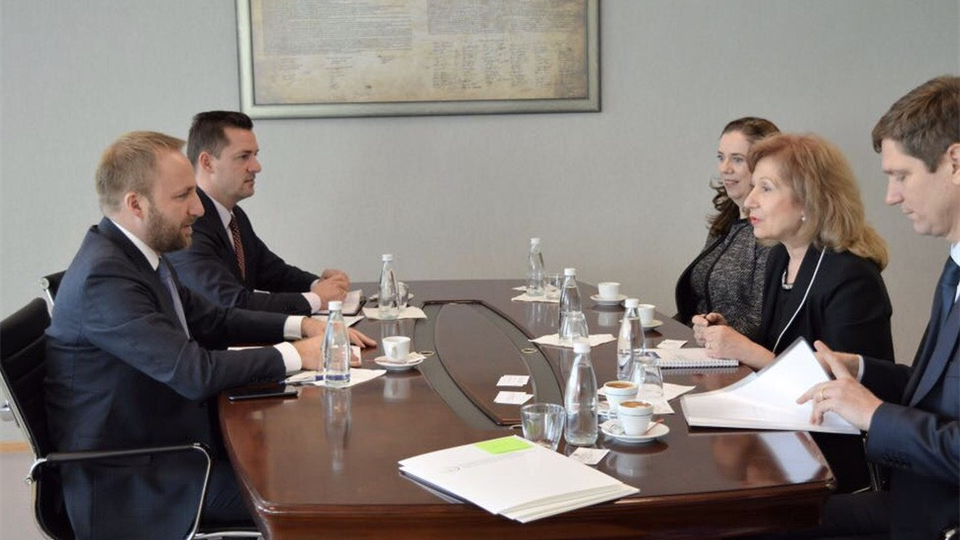 Ministri Tahiri takoi kryetaren e Dhomave të Specializuara të Kosovës, Ekaterina Trendafilova