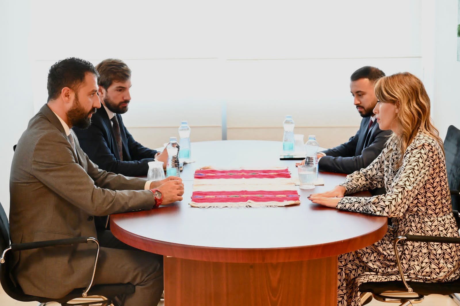 Ministrja Haxhiu dhe Ministri Krasniqi në takim koordinues lidhur me projektin e Ministrisë së Administrimit të Pushtetit Lokal për ndërtimin dhe renovimin e shtëpive ose banesave për qytetarët në gjendje të rëndë ekonomike dhe sociale