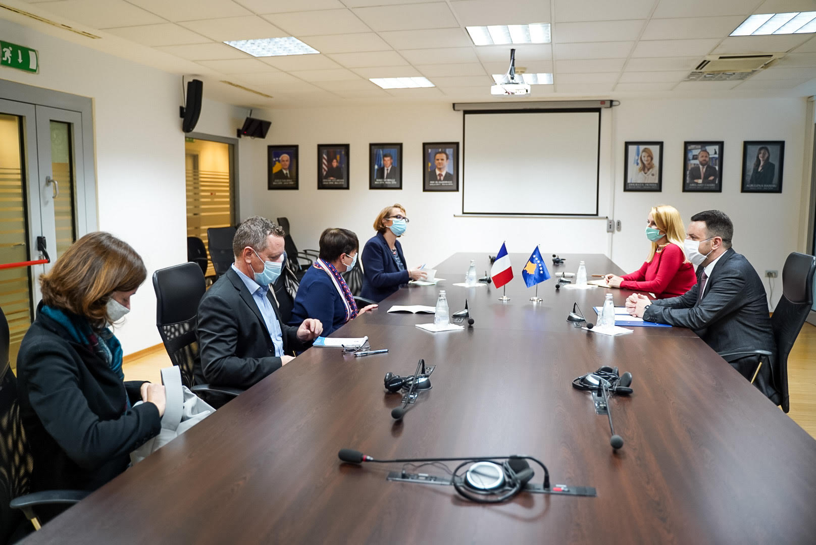Ministri Selimi takohet me Ambasadoren e Francës në Kosovë, znj. Marie-Christine Butel