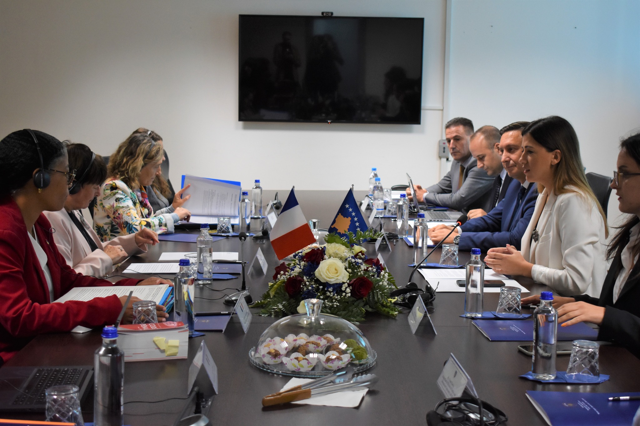 Ministrja Haxhiu priti në takim delegacionin francez, shoqëruar nga ambasadorja e Republikës së Francës në Kosovë, Marie-Christine Butel