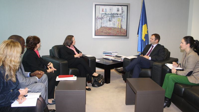 Ministri Kuçi vlerëson punën e UNICEF-it në Kosovë