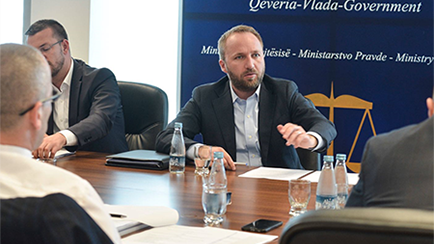 Ministri Tahiri takoi shoqërinë civile për Ligjin për Kompetencat e Zgjeruara për Konfiskimin e Pasurisë së përfituar me vepër penale