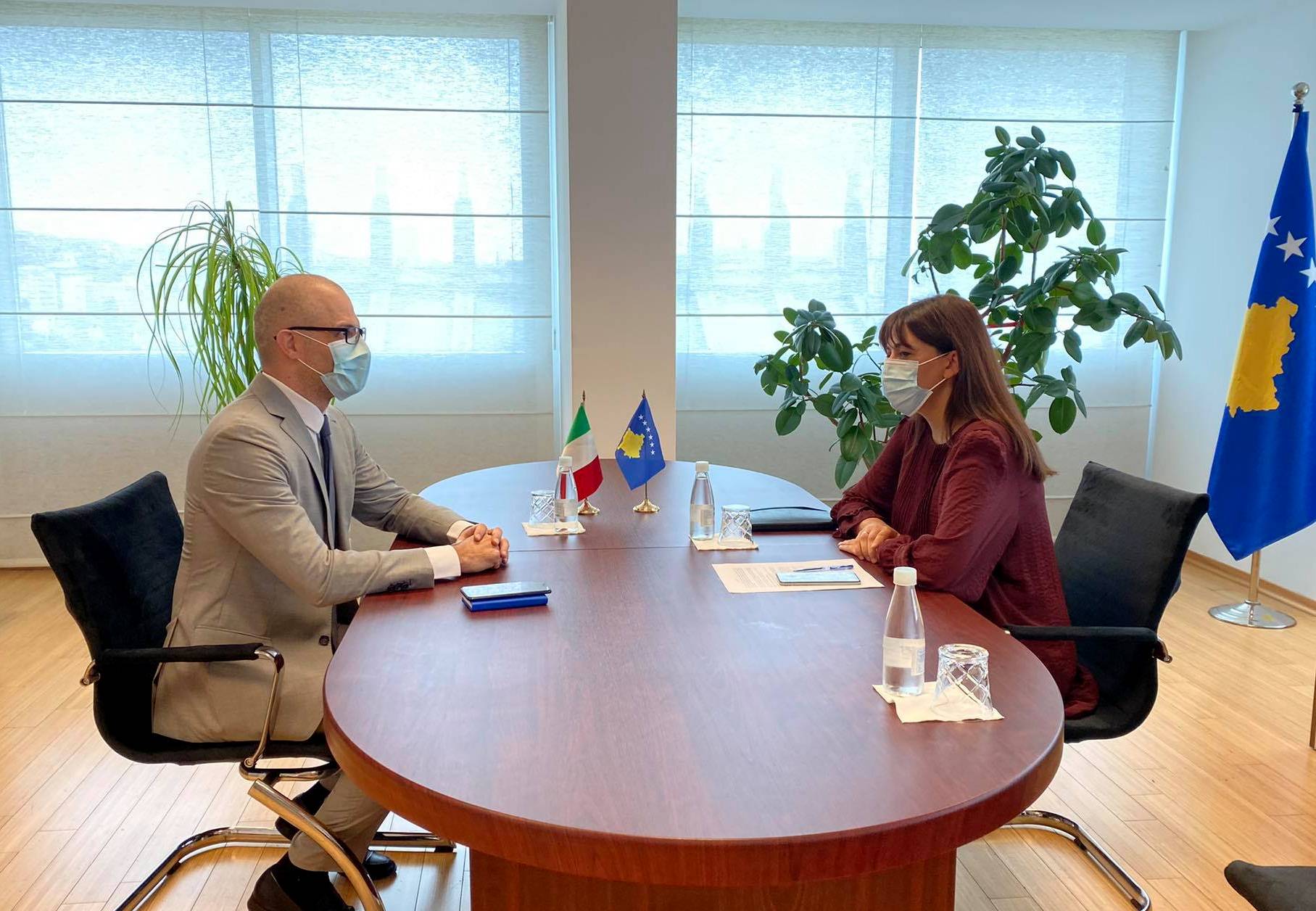 Ministrja e Drejtësisë, Albulena Haxhiu, priti sot në takim ambasadorin italian, Nicola Orlando