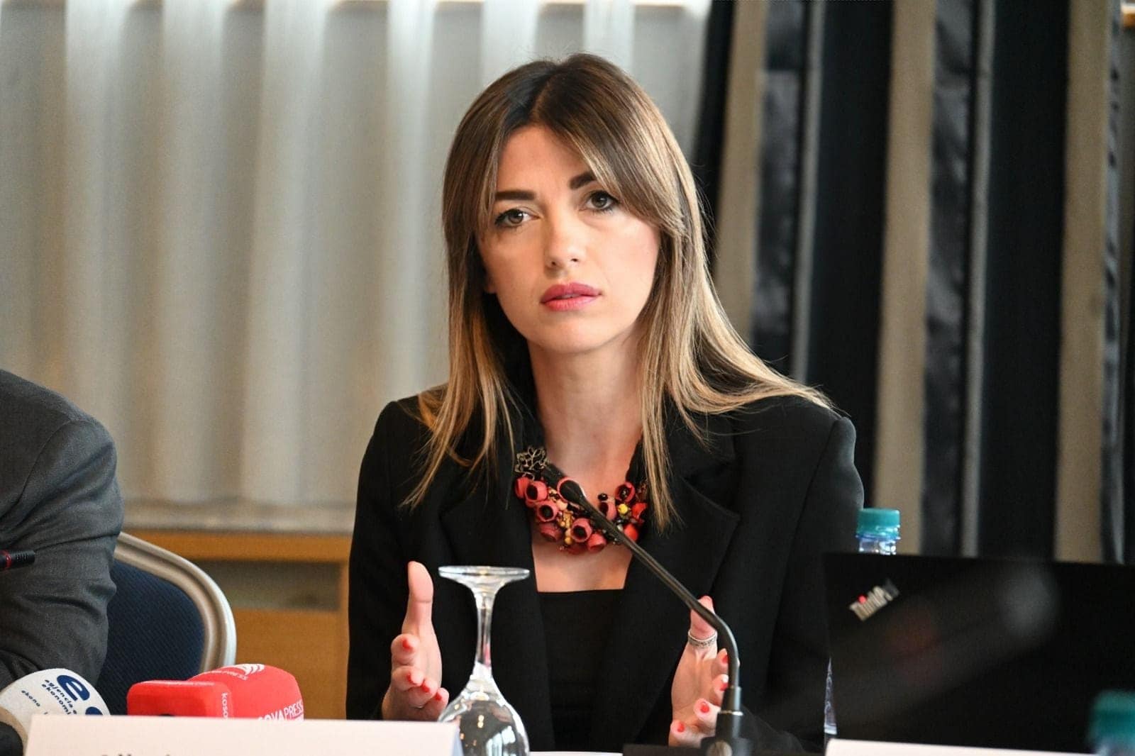 Ministrja e Drejtësisë, Albulena Haxhiu sot ka marrë pjesë ne tryezën e organizuar nga Këshilli i Evropës me temë: “Përmirësimi i trajtimit të personave të privuar nga liria”