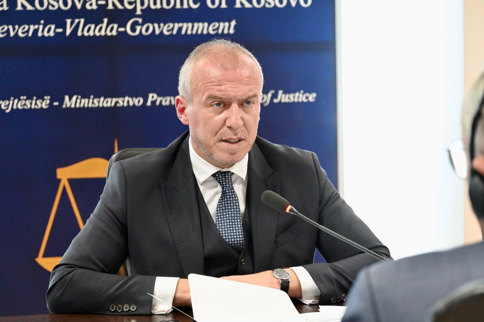Zëvendësministri Qorrolli pret në takim Shefin e Misionit të OSBE-së z. Davenport, diskutojnë për reformën në drejtësi