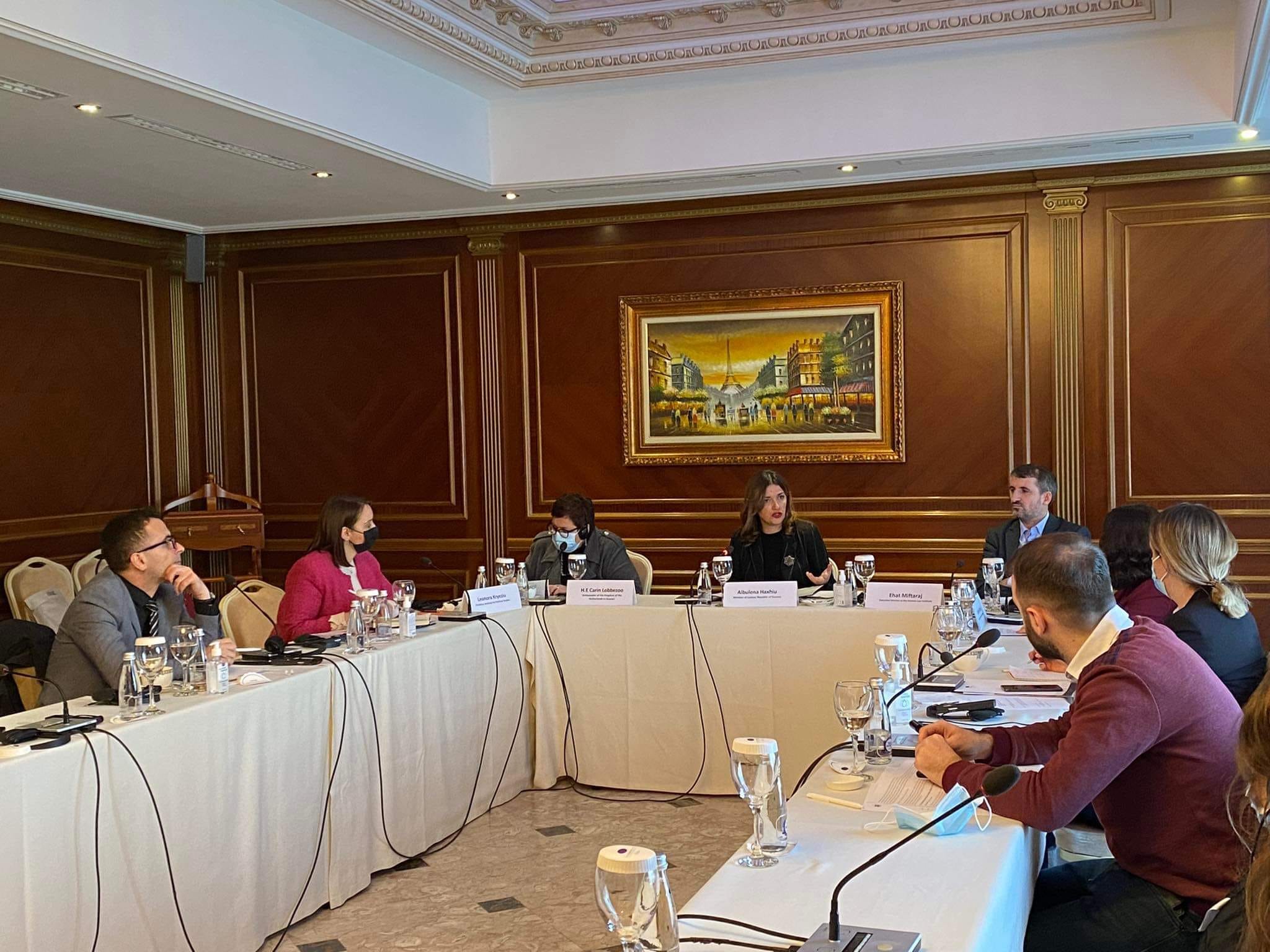 Ministrja Haxhiu mori pjesë në tryezën e organizuar nga organizatat “PIPS” dhe “FOL” me temën “Reforma në sistemin e Drejtësisë”