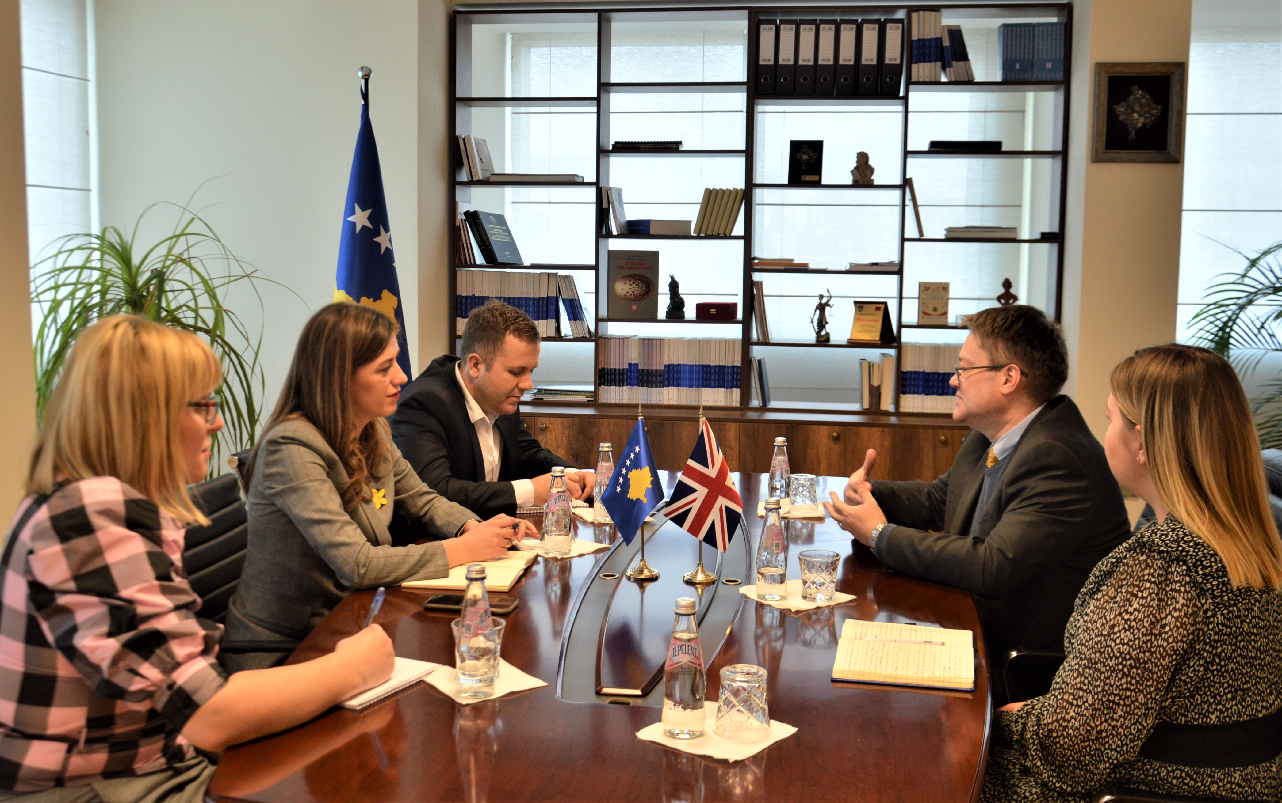 Ministrja Haxhiu takohet me Ambasadorin e Mbretërisë së Bashkuar z. Nicholas Abbot