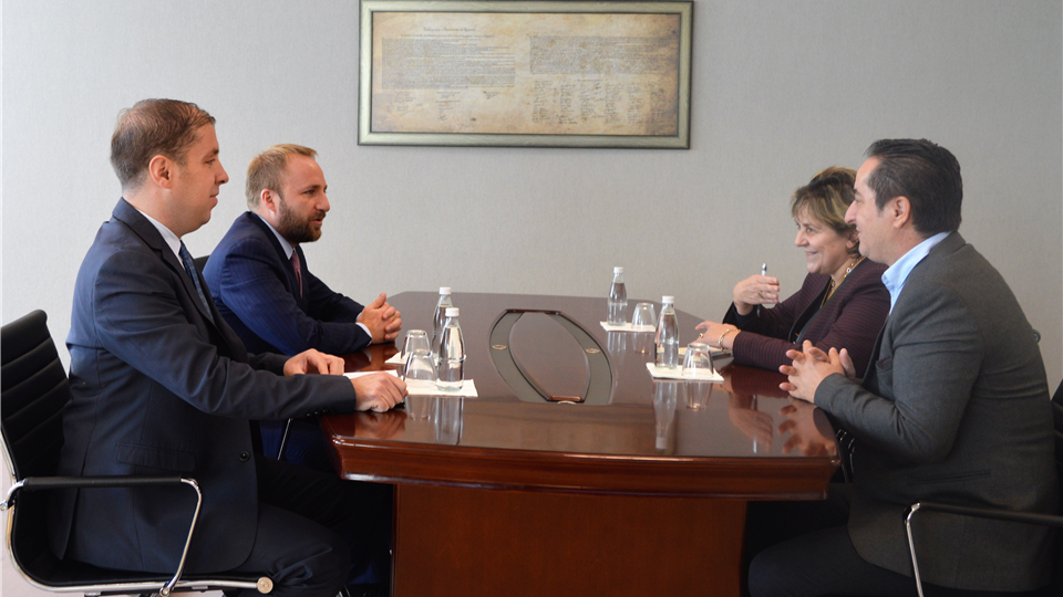 Ministri Tahiri priti Drejtorin e Fondit për të Drejtën Humanitare në Kosovë, Bekim Blakaj, dhe Koordinatoren e Fondit, Anka Kurteshi