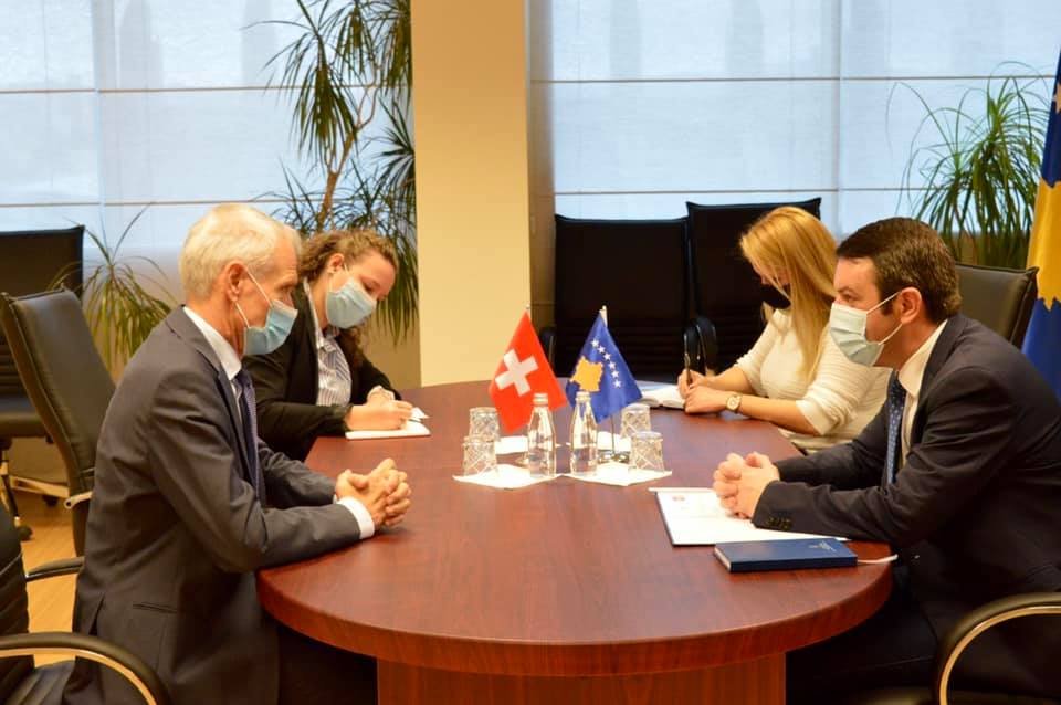Ministri Selimi ka pritur në takim Ambasadorin e Konfederatës Zvicerane në Kosovë, Thomas Kolly