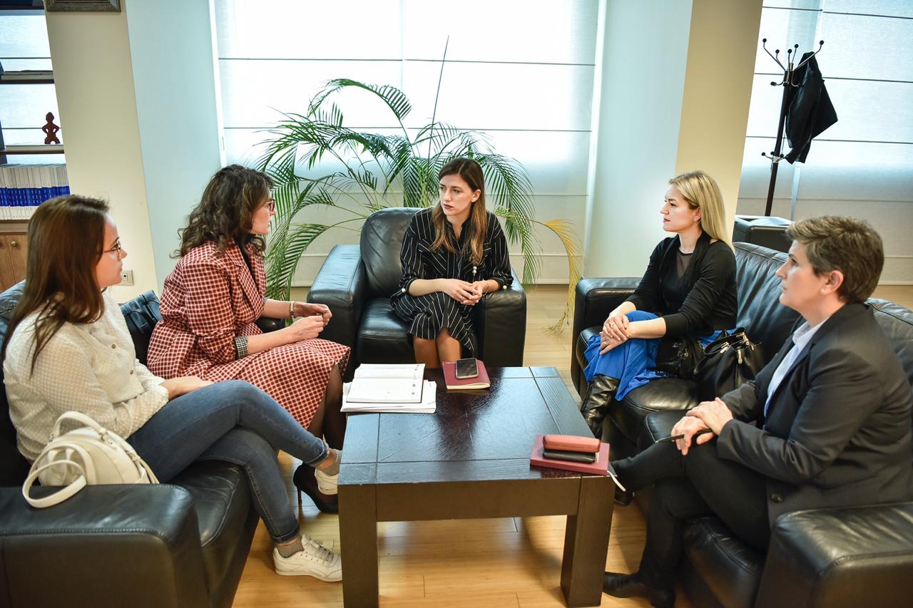 Ministrja Haxhiu: Do të ndihmojmë gratë/nënat  vetushqyese dhe kujdestare të familjes