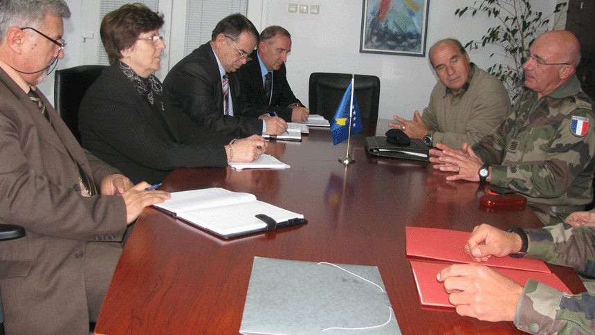 Minister Nekibe Kelmendi, met KFOR French contingent, which are based at the prison facility of Smrekovnica