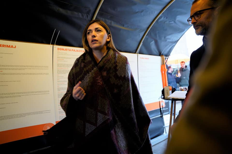 Ministrja Haxhiu vizitoi ekspozitën ‘Tuneli i fundit’