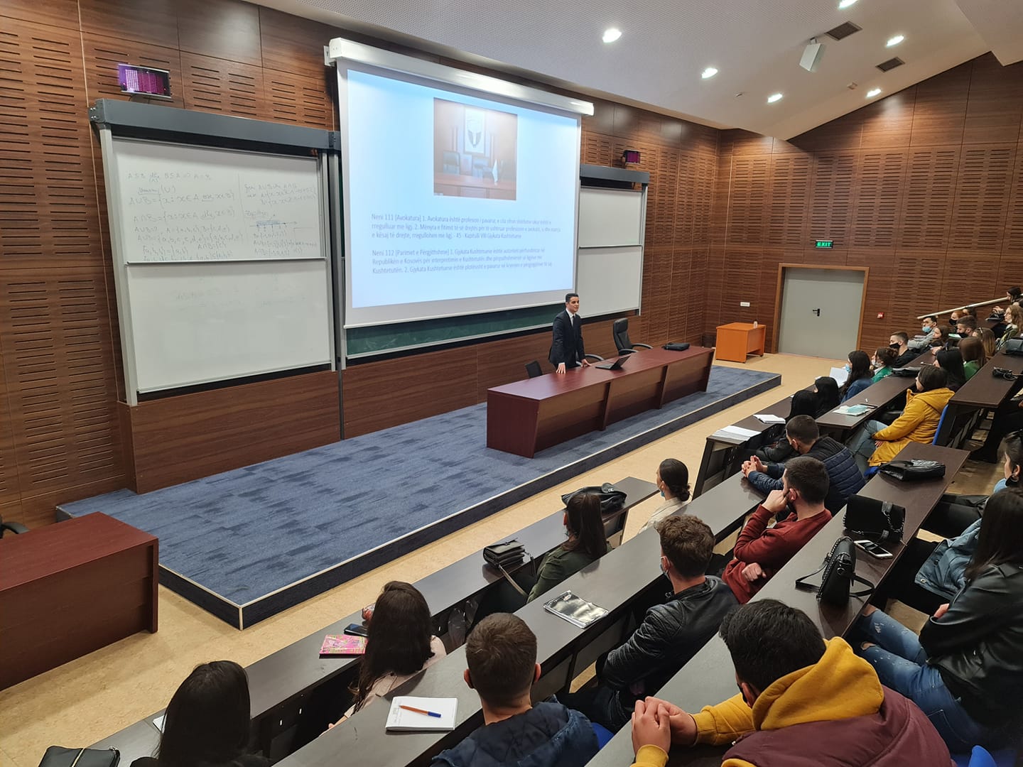 Avokati Sami Istrefi së bashku me studentët e Fakultetit të Drejtësisë, ligjëratë dhe bashkëbisedim për rolin e AVSH