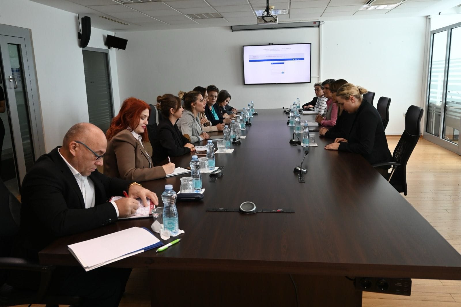 Ministrja Haxhiu priti Komisionin Parlamentar për të Drejtat e Njeriut