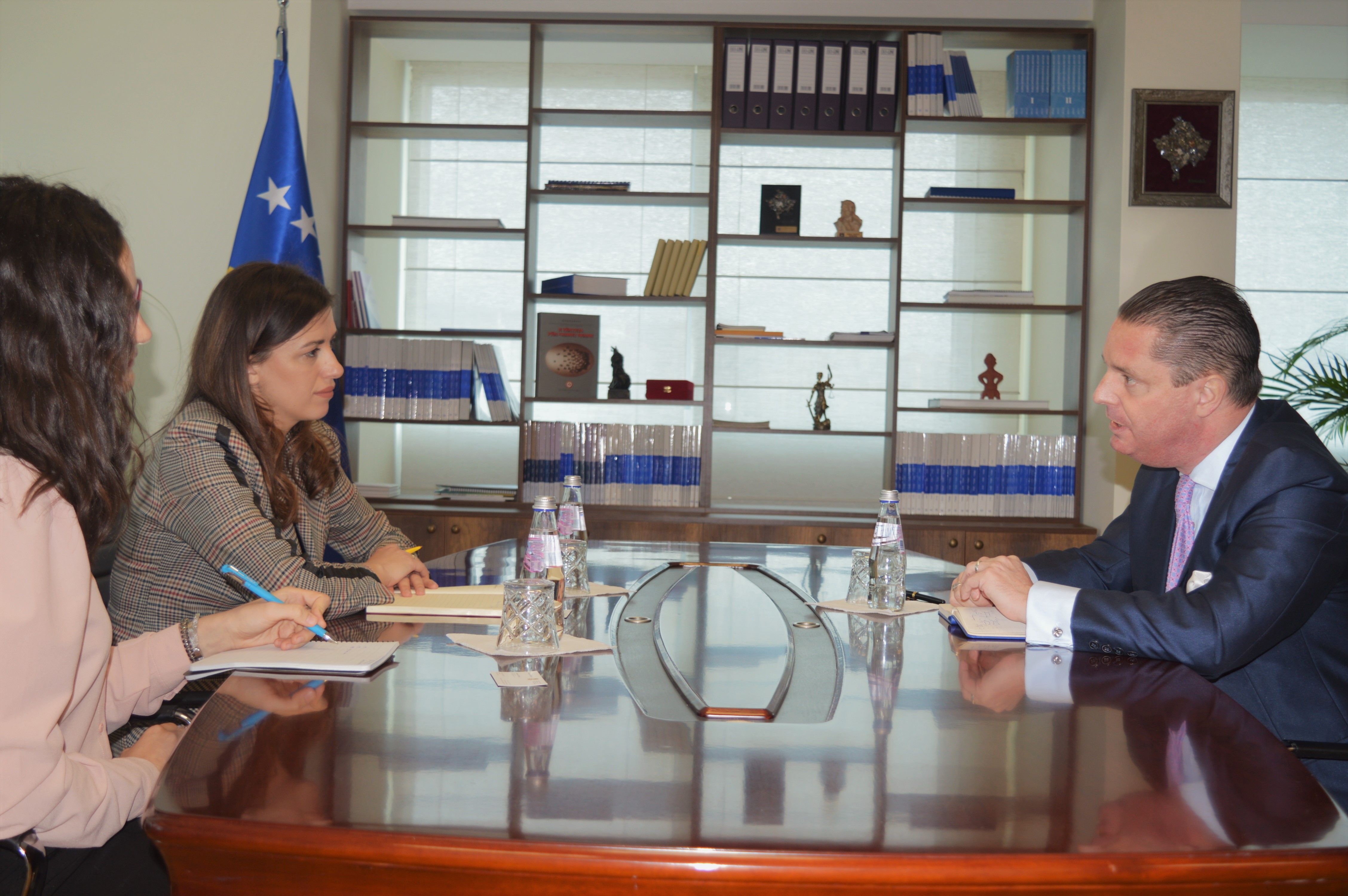 Ministrja Haxhiu takohet me shefin e Zyrës Diplomatike të Belgjikës, Jean-Louis Servais