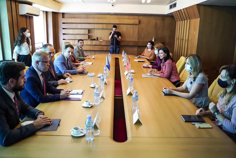 Ministri Selimi takohet me homologen e tij nga Republika e Shqipërisë, ministren Gjonaj, diskutuan për fuqizimin e sundimit të ligjit Kosovë- Shqipëri