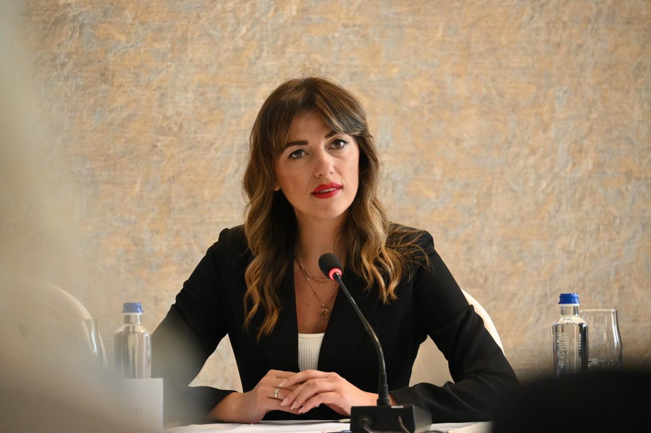 Ministrja Haxhiu nxjerr vendim për mbështetje financiare prej 200 mijë euro për familjet strehuese