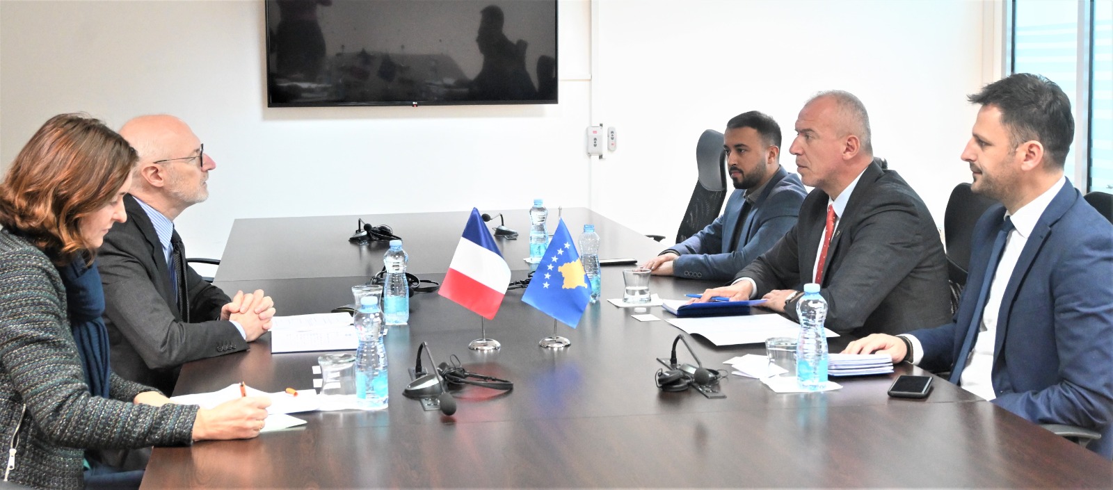Zëvendësministri Qorrolli priti në takim Ambasadorin e Frances z. Guérot