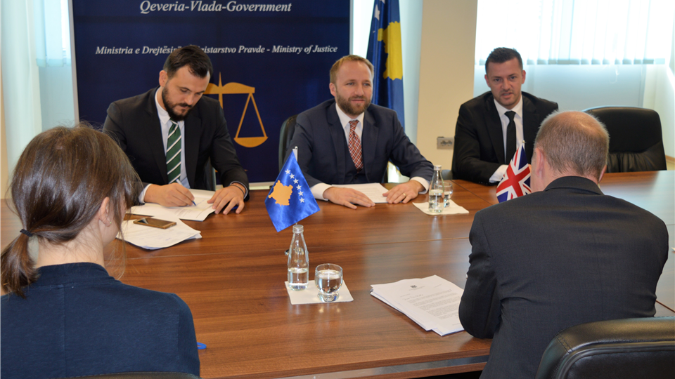 Ministri Tahiri takoi përfaqësuesin e Ministrisë së Punëve të Brendshme të Mbretërisë së Bashkuar, z. Richard Riley