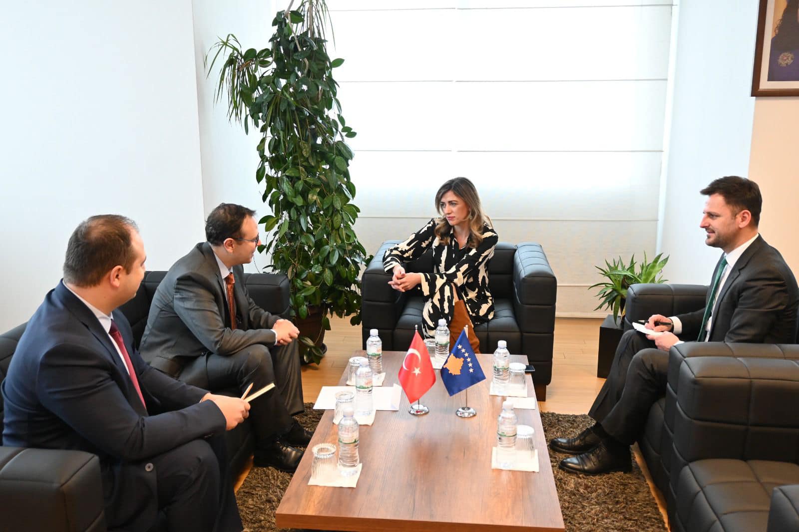 Ministrja e Drejtësisë, Albulena Haxhiu ka pritur sot në takim ambasadorin e Republikës së Turqisë në Kosovë, z. Tunç Angılı