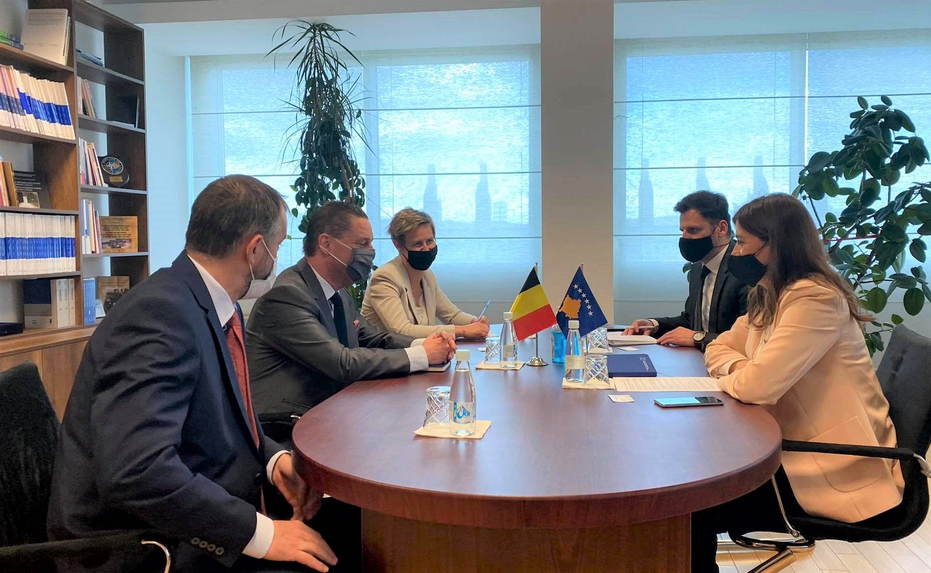 Ministrja Albulena Haxhiu, priti në takim Shefin e Misionit të Zyrës Diplomatike Belge, Jean-Louis Servais