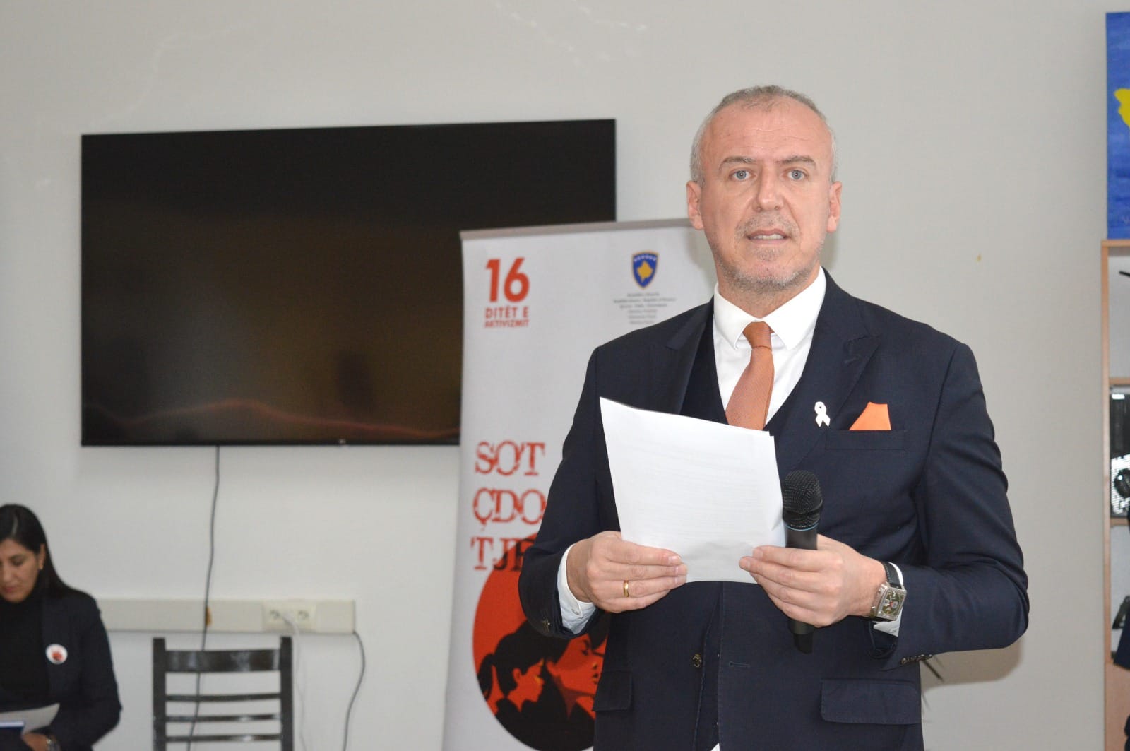 Zëvendësministri Qorrolli bashkëbisedoi me nxënësit e gjimnazit “Xhevdet Doda” për parandalimin e dhunës