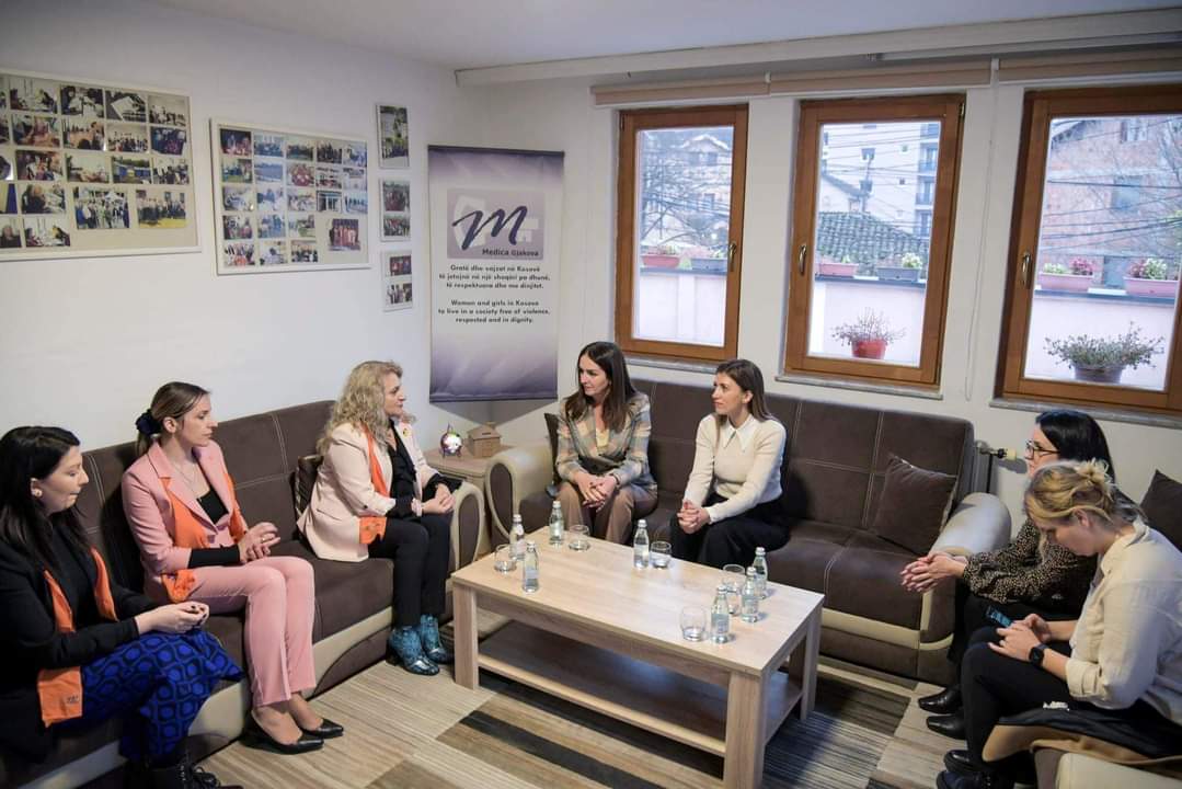 Ministrja Haxhiu vizitoi Shoqatën e Grave “Medica Gjakova”