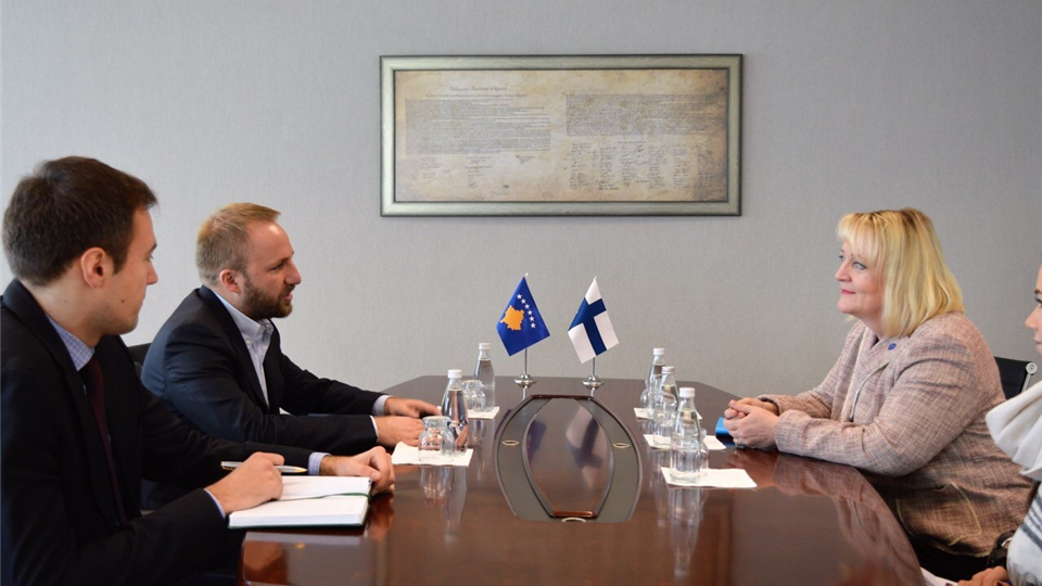 Ministri Tahiri takoi Ambasadoren e Finlandës  në Kosovë, znj. Huhtamaki