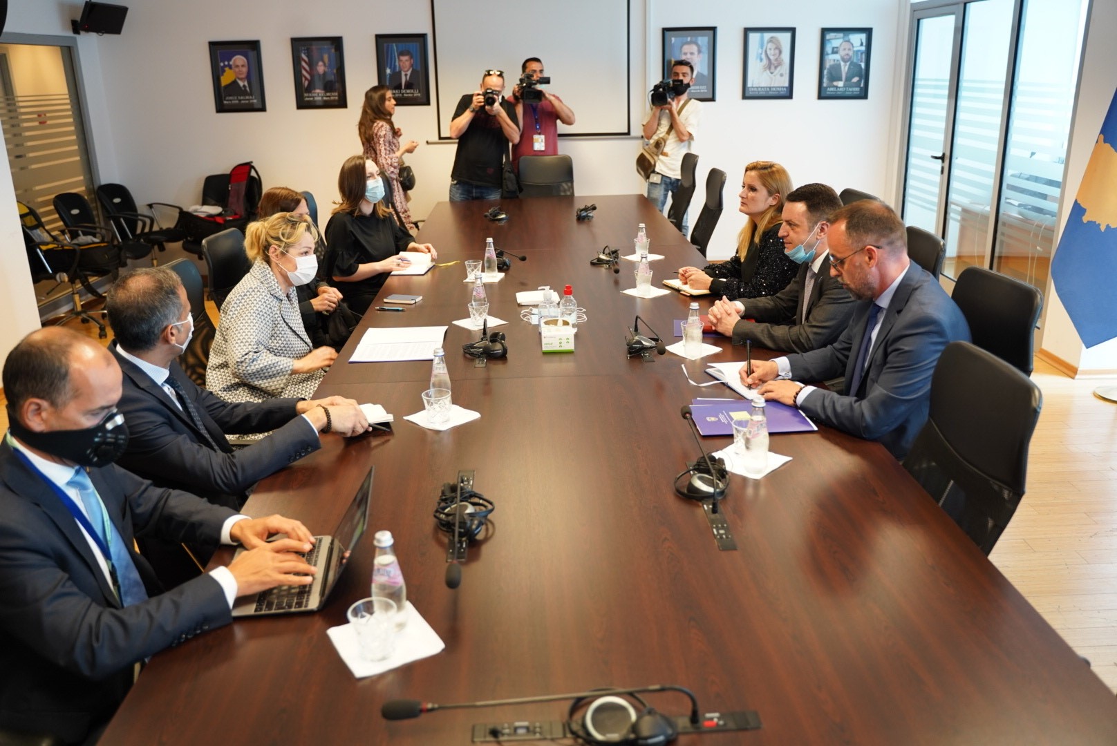 Ministri Selimi takon përfaqësuesen e Posaçme të BE-së në Kosovë, Nataliya Apostolova