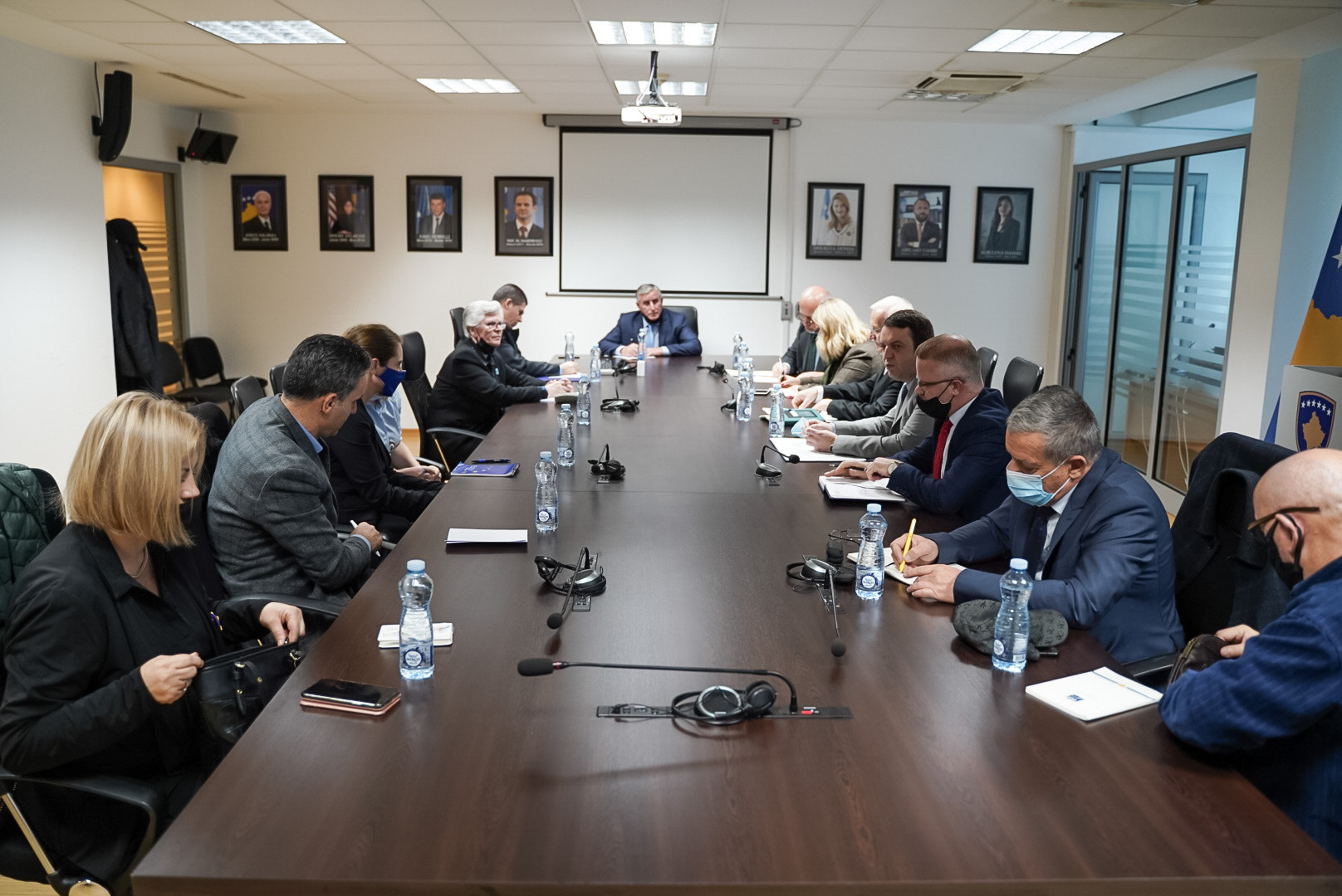Ministri Selimi takohet me Grupin Punues për përgatitjen e analizës për themelimin e Institutit për Hulumtimin e Krimeve të kryera gjatë luftës në Kosovë