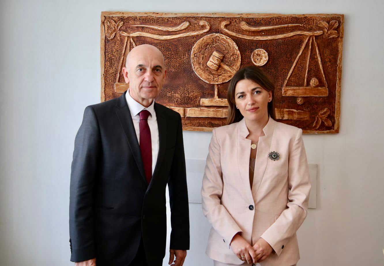 Ministrja e Drejtësisë, Albulena Haxhiu ka takuar sot Ushtruesin e Detyrës së Kryeprokurorit të Shtetit, Besim Kelmendi.
