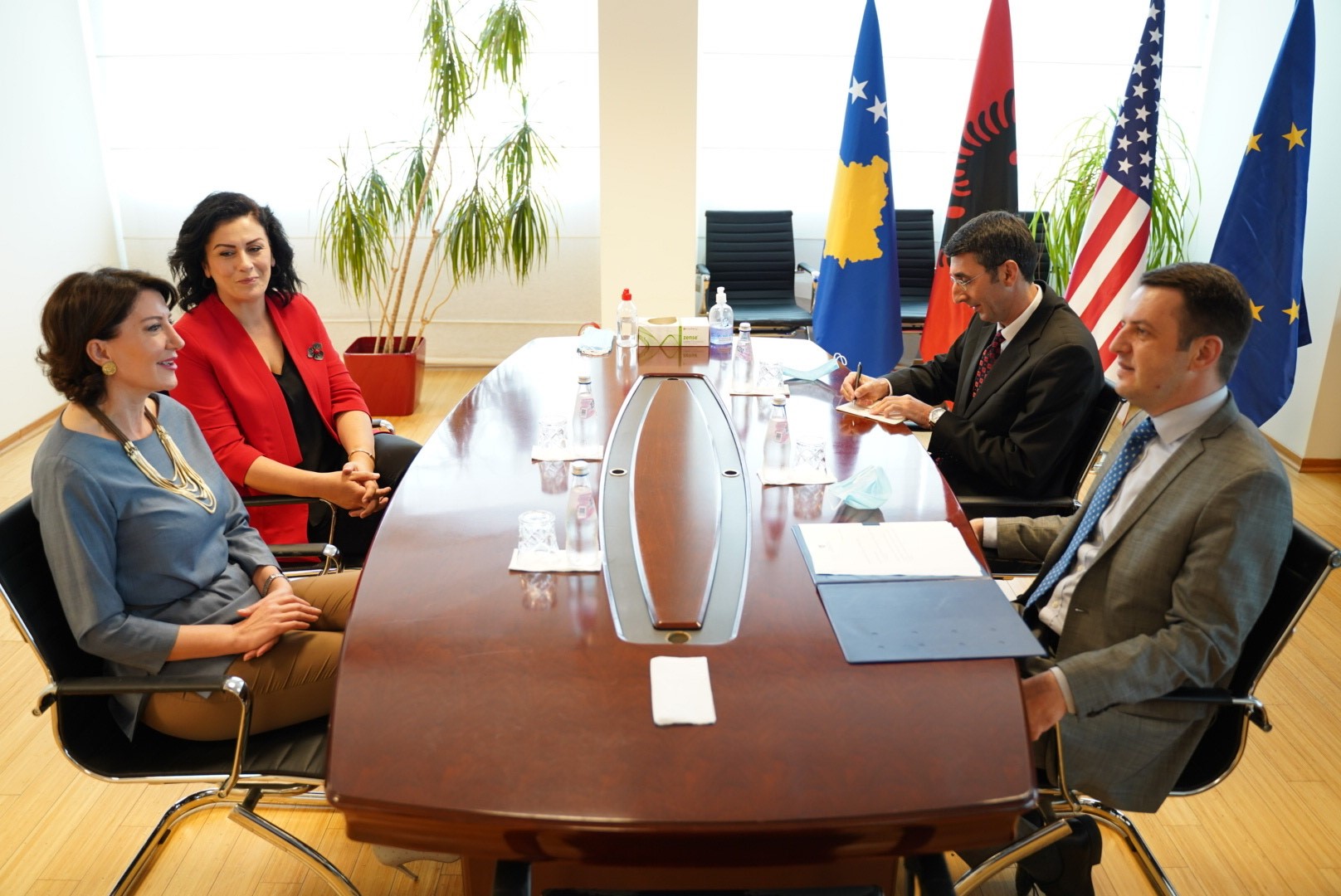Ministri Selimi takohet me ish-presidenten e Kosovës, Atifete Jahjaga