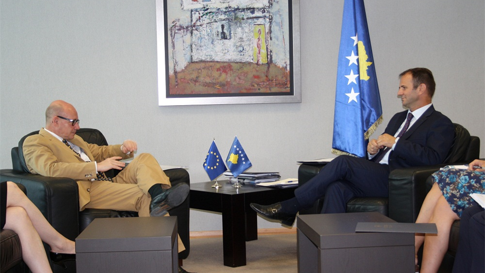 Ministri Kuçi priti në takim Shefin e EULEX, Gabriele Meucci