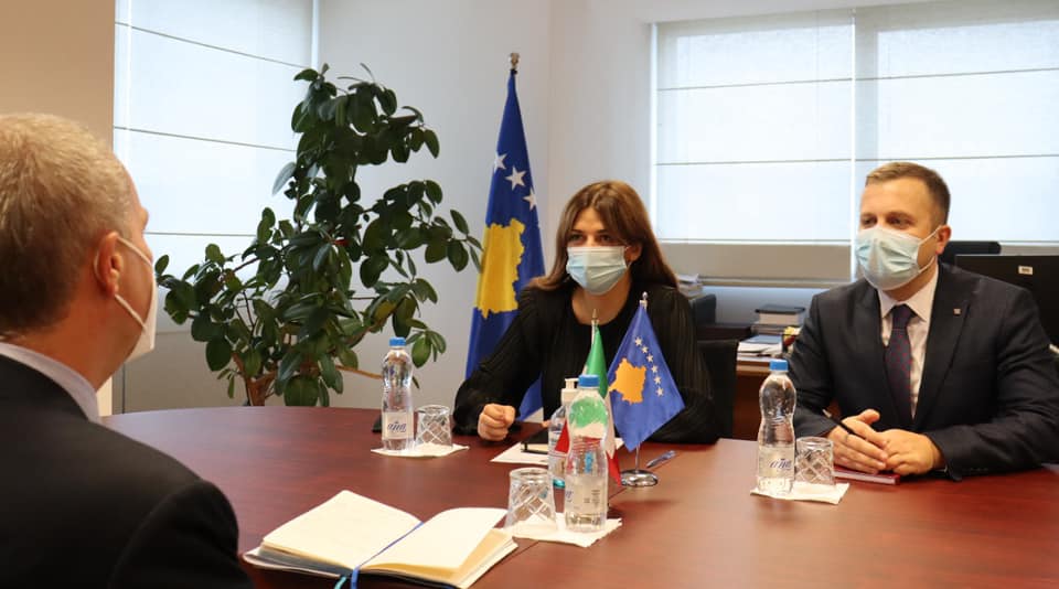 Ministrja Haxhiu takoi ambasadorin e ri italian, Antonello De Riu