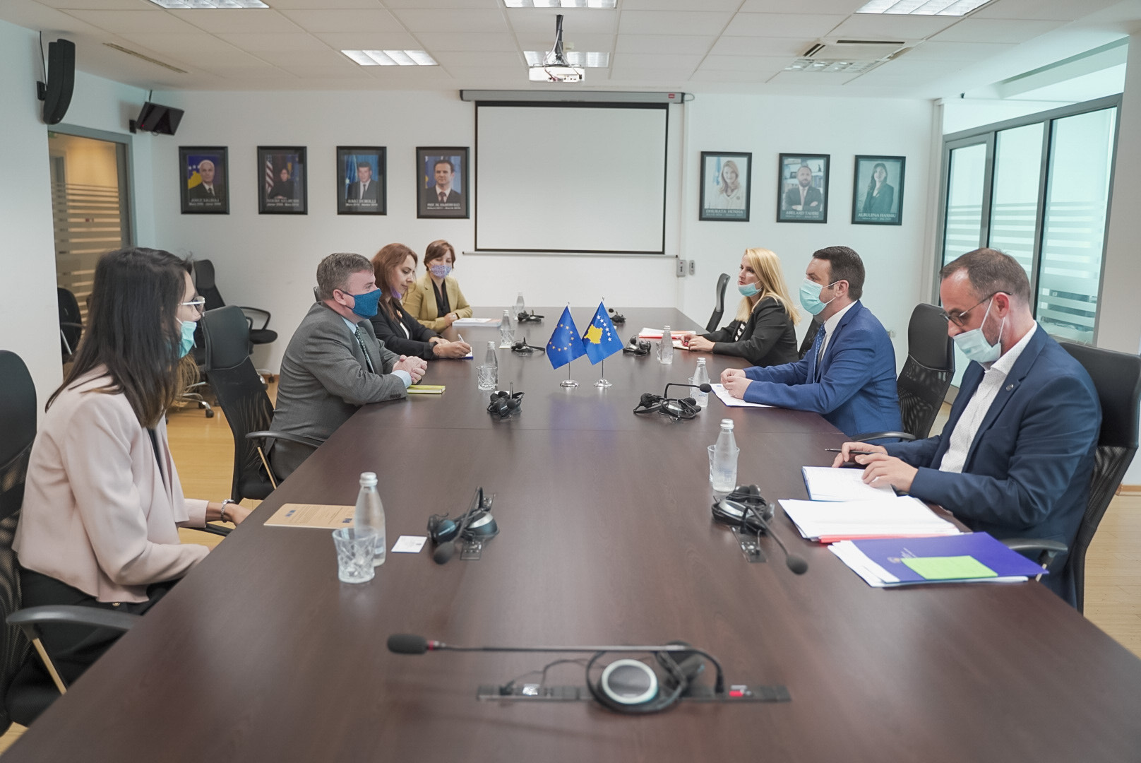 Ministri Selimi takohet me shefin e Zyrës së Këshillit të Evropës në Prishtinë, Frank Power