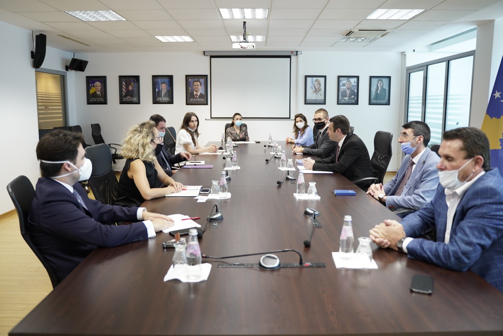 Ministri i Drejtësisë, Selim Selimi ka pritur në takim përfaqësuesit e Odave ekonomike, diskutuan për themelimin e Gjykatës Komerciale