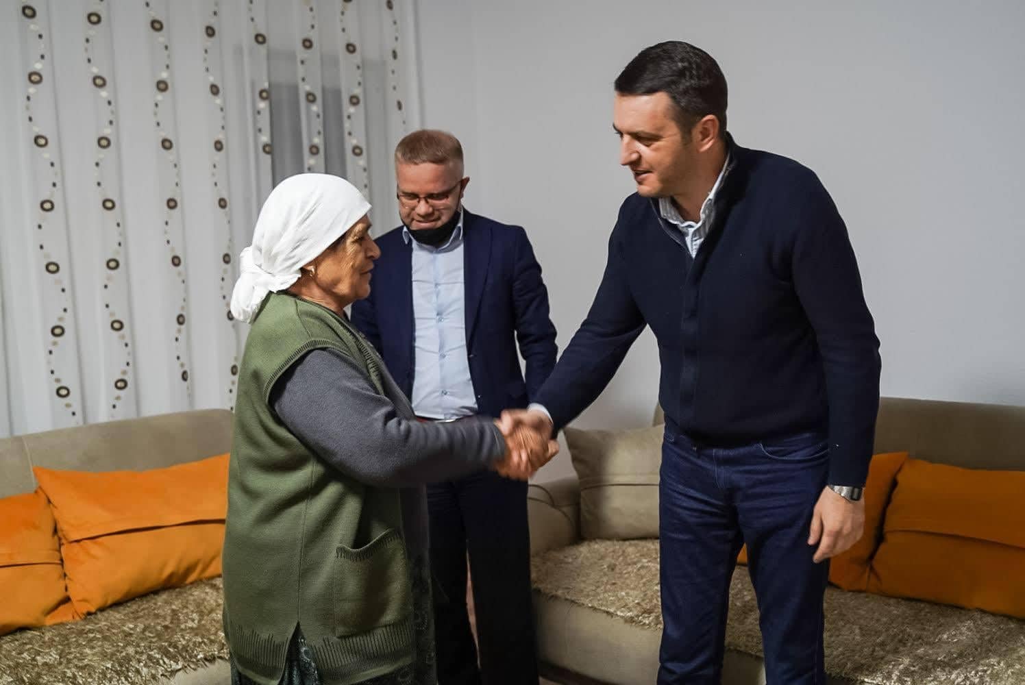 Ministri Selimi viziton familjen e dëshmorëve Mëziu: Zemra e Nënë Nailes është dhimbja e së kaluarës sonë dhe qëndrueshmëria e  saj është shtylla e së ardhmes sonë