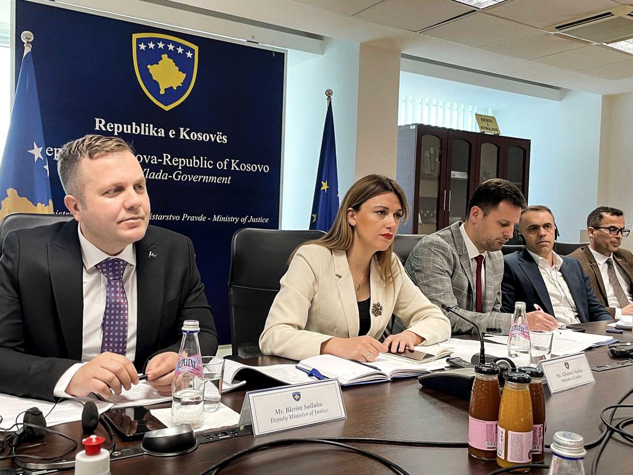 Ministrja Haxhiu priti në takim anëtarët e Komisionit të Venecias