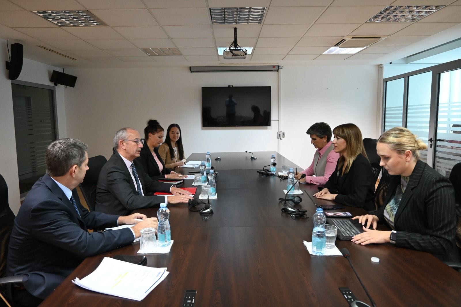 Ministrja Haxhiu ka pritur në takim Ambasadorin e Misionit të OSBE në Kosovë, Micheal Davenport