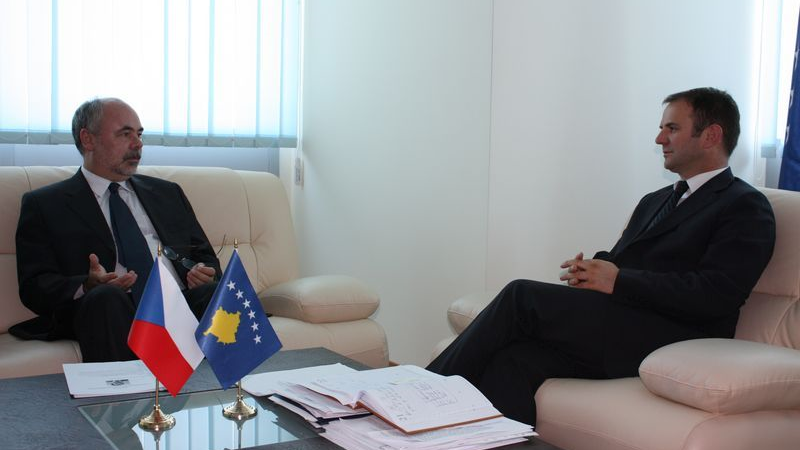 The deputy prime minister and minister of Justice, Prof. Dr. Hajredin Kuçi, hosted a meeting with the delegation of Union of Pensioners and Work Invalids