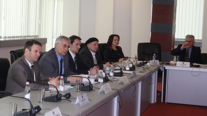 Ministri Kuçi ofroi mbështetjen e plotë të Qeverisë në zbardhjen e fatit të personave të pagjetur