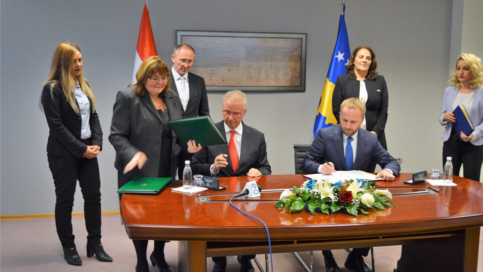 Nënshkruhen dy marrëveshje me Hungarinë