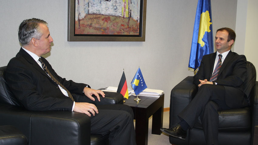 Ministri Kuçi u takua me Ambasadorin gjerman, Peter Blomeyer