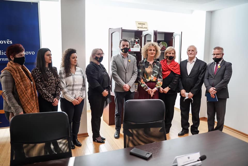 Inaugurohet “Këndi i Kurajos” në Ministrinë e Drejtësisë,  ministri Selimi: Zemra e këtyre viktimave është dhimbja dhe shpresa e vendit tonë