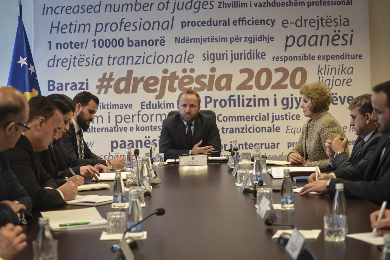 ​Ministri Tahiri kërkon më shumë cilësi në përgatitjen e juristëve për tregun e punës