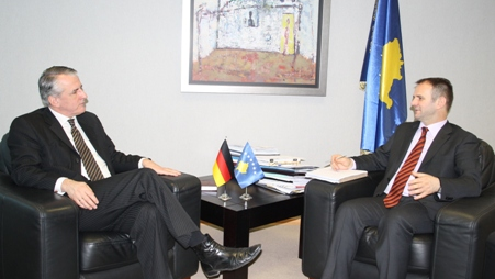 Ministri Kuçi u takua me Ambasadorin Blomeyer
