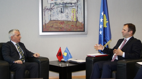 Ministri Kuçi takoi Ambasadorin shqiptar, Qemal Minxhozi