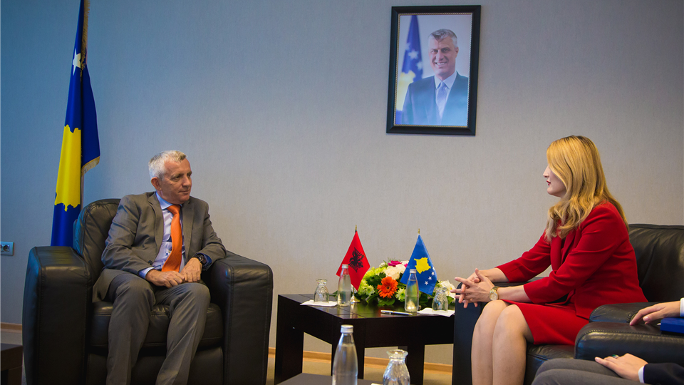 Ministrja Hoxha takoi ambasadorin Minxhozi