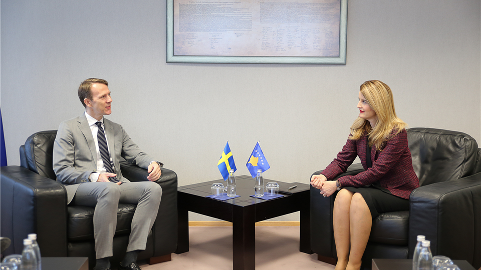 Ministrja Hoxha takoi ambasadorin e parë suedez, rezident në Kosovë, Henrik Nilsson