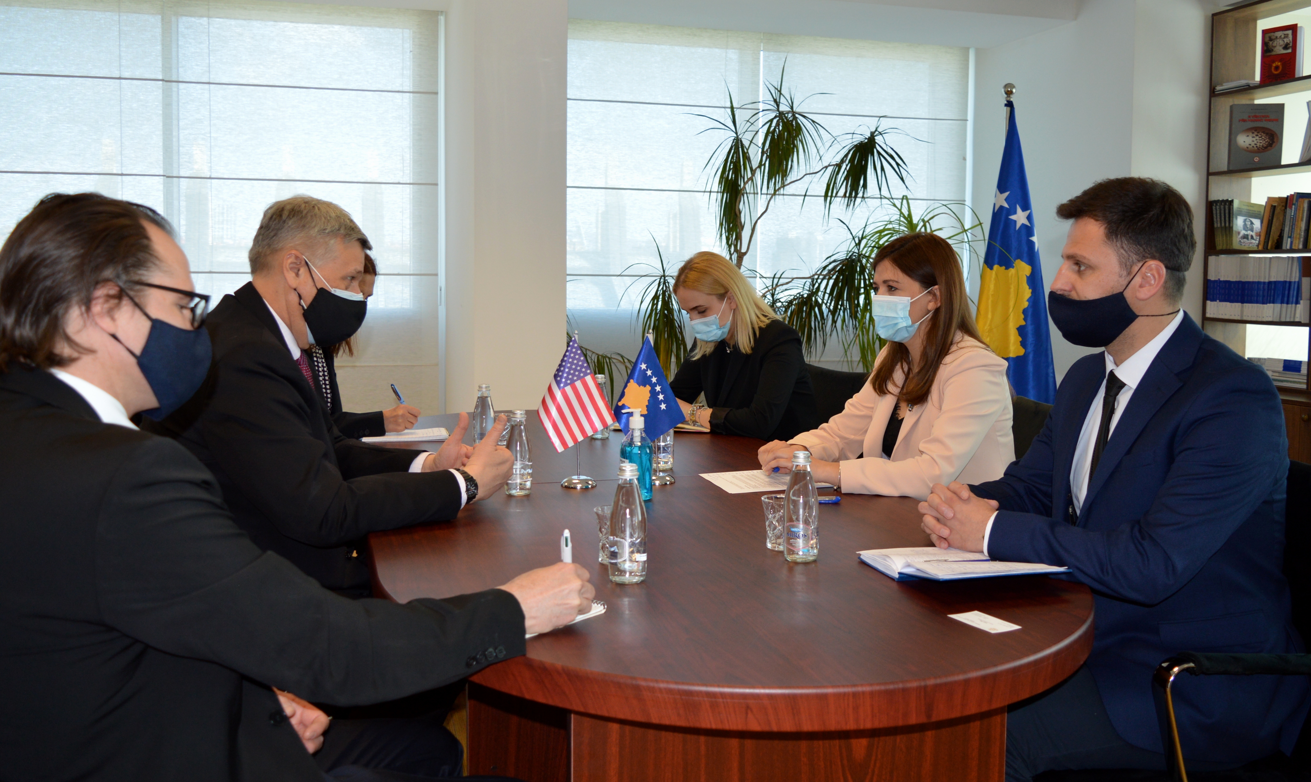 Ministrja e Drejtësisë znj. Albulena Haxhiu, priti në takim ambasadorin amerikan z. Philip Kosnett